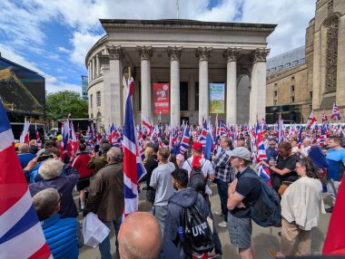 Manchester, İngiltere, 2 Ağustos 2025, İngiltere Gösterileri yönetmek ve karşı protestocularla çatışmayı önlemek için polis eşliğinde kent merkezinde ilk protesto yürüyüşü.