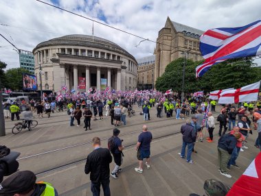 Manchester, İngiltere, 2 Ağustos 2025, İngiltere Gösterileri yönetmek ve karşı protestocularla çatışmayı önlemek için polis eşliğinde kent merkezinde ilk protesto yürüyüşü.