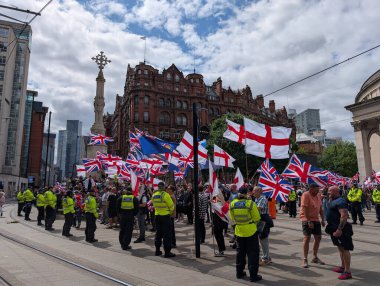 Manchester, İngiltere, 2 Ağustos 2025, İngiltere Gösterileri yönetmek ve karşı protestocularla çatışmayı önlemek için polis eşliğinde kent merkezinde ilk protesto yürüyüşü.