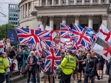 Manchester, İngiltere, 2 Ağustos 2025, İngiltere Gösterileri yönetmek ve karşı protestocularla çatışmayı önlemek için polis eşliğinde kent merkezinde ilk protesto yürüyüşü.