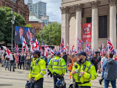Manchester, İngiltere, 2 Ağustos 2025, İngiltere Gösterileri yönetmek ve karşı protestocularla çatışmayı önlemek için polis eşliğinde kent merkezinde ilk protesto yürüyüşü.