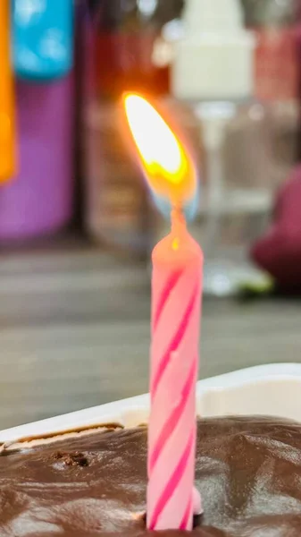1つの誕生日のろうそくの炎 — ストック写真