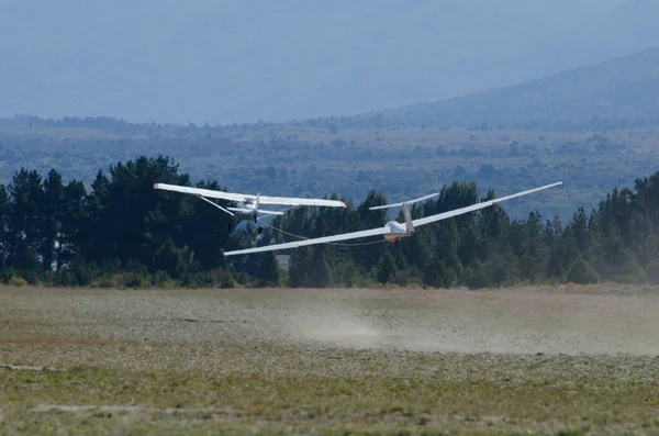 Pequeño Avión Remolque Planeador Ultraligero Aeródromo Bariloche Despegue Aeronaves — Foto de Stock