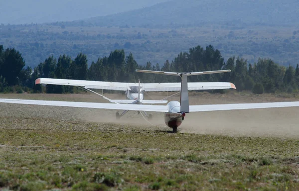 小型飛行機がグライダーを牽引しバリローチェ飛行場の滑走路に沿ってタクシーで 飛行機と超軽量 — ストック写真