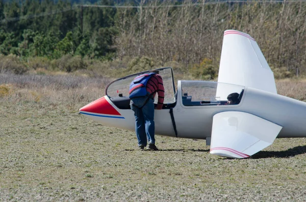 Persona Abordando Planeador Con Paracaídas Espalda — Foto de Stock