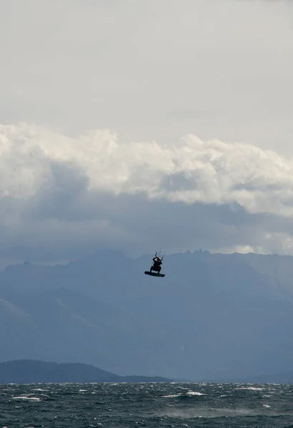 Kitesurf Sportif Sautant Kitesurf Sur Lac Avec Des Montagnes Arrière — Photo