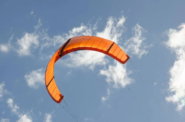 风筝冲浪在天空中航行 浅蓝色和白色背景 — 图库照片