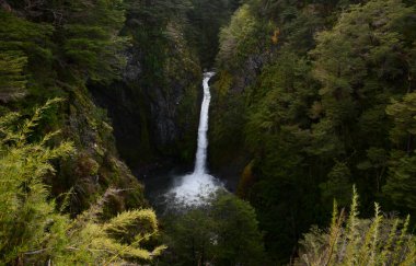 Santa Ana Şelalesi Villa La Angostura, Neuquen 'de. Patagonya 'daki güzel şelale manzarası Arjantin