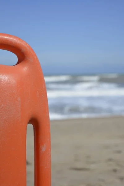 Спасатель Переднем Плане Пляжем Заднем Плане Море Песок — стоковое фото