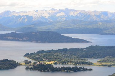San Carlos de Bariloche yakınlarındaki turizm merkezinde Llao Llao, Nahuel Huapi ve Moreno göllerinin panoramik manzarası.