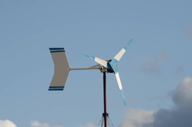 Yel değirmeni rüzgar jeneratörü. temiz ve doğal enerji