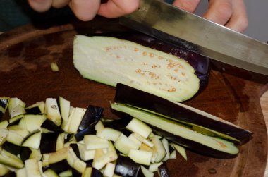 Bıçakla patlıcan kesmek ve mutfakta tahta tahta kesmek.