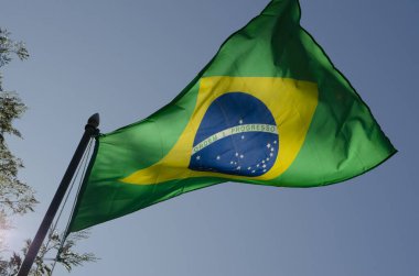 bander de brasil flameando en el viento con cielo azul