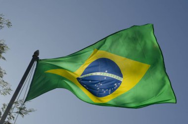bander de brasil flameando en el viento con cielo azul