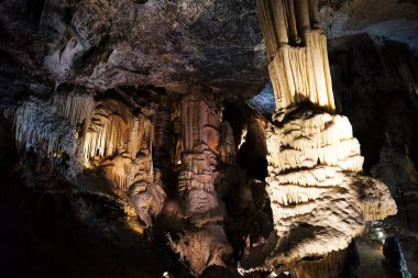 Postojna mağarası (Postojnske jame), bu mağaralar ziyaret etmek için nefes kesici bir yerdir. Karst arazisi kireçtaşından oluşur. Slovenya