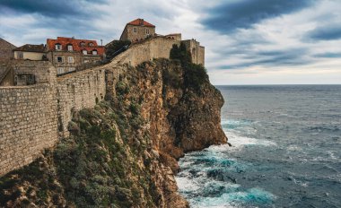 Dubrovnik 'in Eski Şehir' inin alacakaranlık manzarası. Eski mahalledeki kırmızı çatılar. Dünya Mirası Alanı, Hırvatistan 'ın Dubrovnik kentinin antik duvarları ve kalesi.