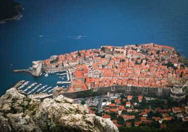 Dubrovnik 'in Eski Şehir' inin alacakaranlık manzarası. Eski mahalledeki kırmızı çatılar. Dünya Mirası Alanı, Hırvatistan 'ın Dubrovnik kentinin antik duvarları ve kalesi.