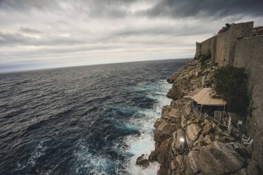 Dubrovnik 'in Eski Şehir' inin alacakaranlık manzarası. Eski mahalledeki kırmızı çatılar. Dünya Mirası Alanı, Hırvatistan 'ın Dubrovnik kentinin antik duvarları ve kalesi.