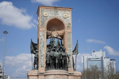 Sokaklar ve eskiden Konstantinopolis olarak bilinen İstanbul 'un Mavi Camii. Şehir, hem Avrupa hem de Türkiye 'nin en büyük kenti olan Asya' da yer alan Boğaz 'ın üzerinde yer almaktadır..