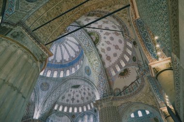 Sokaklar ve eskiden Konstantinopolis olarak bilinen İstanbul 'un Mavi Camii. Şehir, hem Avrupa hem de Türkiye 'nin en büyük kenti olan Asya' da yer alan Boğaz 'ın üzerinde yer almaktadır..