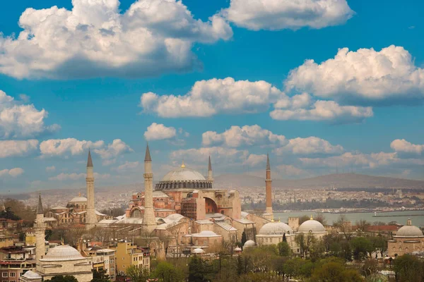 伊斯坦布尔的街道和蓝色清真寺 以前被称为君士坦丁堡 这座城市横跨博斯普鲁斯海峡 位于土耳其最大的城市 欧洲和亚洲 — 图库照片