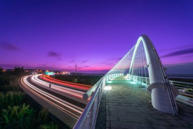 Güzel ve romantik renkli araba ışık yolu. Beyaz köprünün gece manzarası. Uzun pozlu fotoğrafçılık ışık izi görüntülerini yakalar. Harp Köprüsü, Xiangshan Bölgesi, Hsinchu Bölgesi.