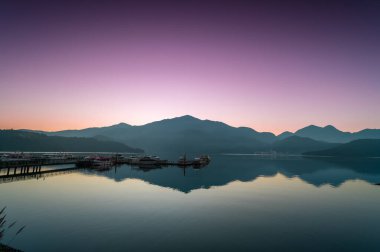 Rıhtım ve göl sabah sisinde göz kamaştırıcı görünüyor. Güneşin doğuşunu izle. Chaowu İskelesi, Sun Moon Gölü Ulusal Sahne Bölgesi. Nantou İlçesi, Tayvan