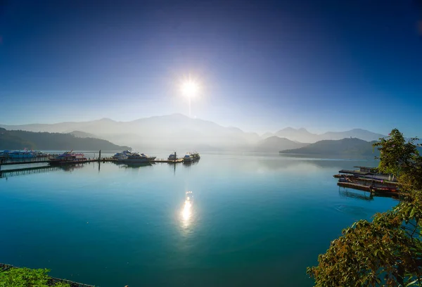 Rıhtım ve göl sabah sisinde göz kamaştırıcı görünüyor. Güneşin doğuşunu izle. Chaowu İskelesi, Sun Moon Gölü Ulusal Sahne Bölgesi. Nantou İlçesi, Tayvan