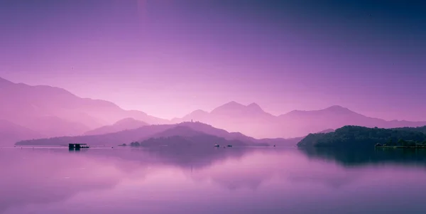 Przystań Jezioro Wyglądają Oszałamiająco Porannej Mgle Oglądaj Wschód Słońca Molo — Zdjęcie stockowe