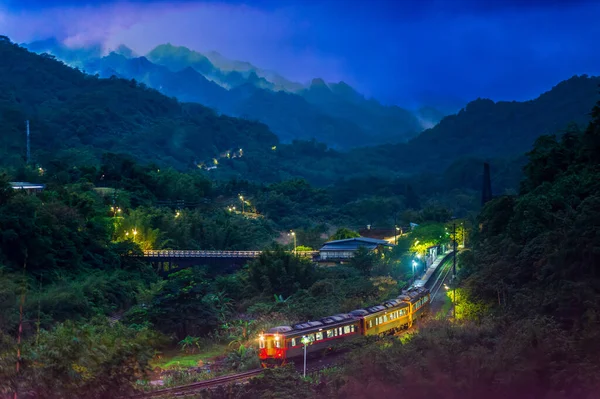Noite Trem Com Luzes Move Através Floresta Nas Montanhas Uma — Fotografia de Stock