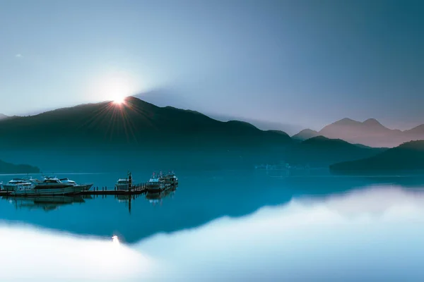 Rıhtım Göl Sabah Sisinde Göz Kamaştırıcı Görünüyor Güneşin Doğuşunu Izle Telifsiz Stok Fotoğraflar