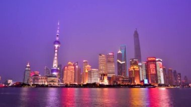 Shanghai Bund 'ın gece manzarası - Doğu İnci Kulesi. Zaman atlamalı fotoğrafçılık. Bund 'un gece manzarası Şangay, Çin' in en çekici manzarasıdır..