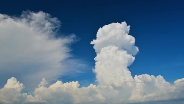 Heldere Blauwe Lucht Met Witte Paddestoelvormige Wolken Tijdsverloop Fotografie Lucht — Stockvideo