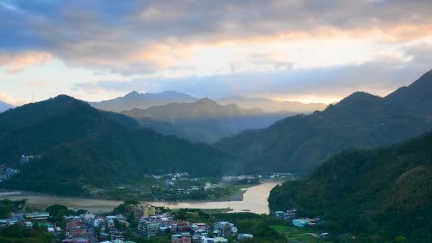 Dağlar Nehirlerle Çevrili Bir Köy Turuncu Beyaz Siyah Hareket Eden — Stok video