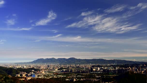 Widok Miasto Wzgórza Niebieskie Niebo Poruszające Się Białe Chmury Tajpej — Wideo stockowe