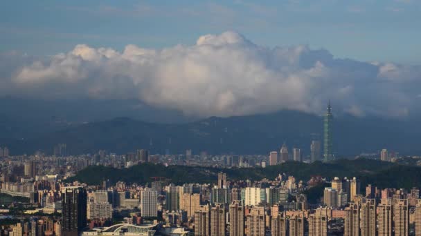 Blick Auf Die Stadt Vom Hügel Aus Dramatisch Wechselnde Wolkendecke — Stockvideo