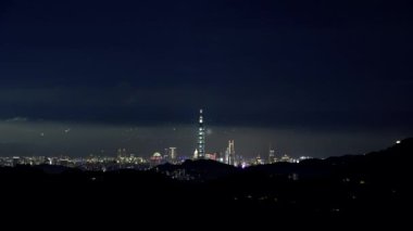 Uzaktaki Taipei 101 binasının gece manzarasının tadını çıkarın. Xindian Bölgesi, New Taipei Şehri, Tayvan. Atış Hızı Hızı Hızı Hızı.