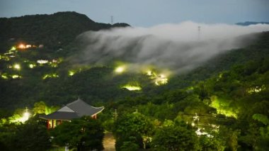Dağdaki Şelale bulutu olağanüstü. Gizli yerin gündoğumu görüntüsü. Xindian Bölgesi, New Taipei Şehri, Tayvan.