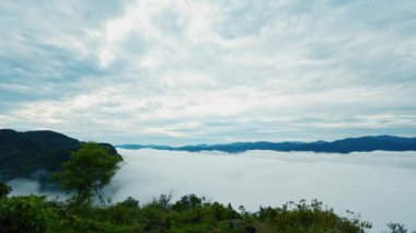 Dağın tepelerinden beyaz bulutlar geçiyor. Güzel bulut denizi. Feicui Reservoir, Shide District, New Taipei City, Tayvan.