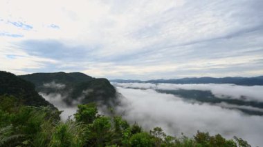 Dağın tepelerinden beyaz bulutlar geçiyor. Güzel bulut denizi. Feicui Reservoir, Shide District, New Taipei City, Tayvan.