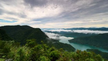 Dağın tepelerinden beyaz bulutlar geçiyor. Güzel bulut denizi. Feicui Reservoir, Shide District, New Taipei City, Tayvan.