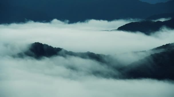 Nubes Blancas Pasan Entre Las Cimas Las Montañas Hermoso Mar — Vídeos de Stock