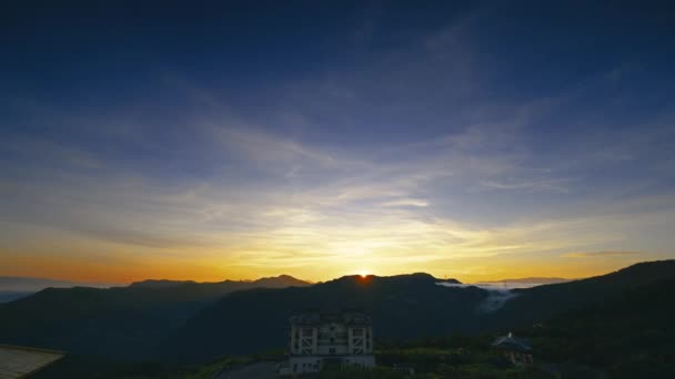 Schöner Sonnenaufgang Über Den Bergen Sommermorgen Sonnenaufgangsaufnahme Des Geheimen Ortes — Stockvideo