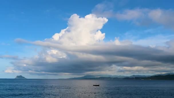 Las Nubes Blancas Mar Son Como Velero Constante Cambio Costa — Vídeo de stock