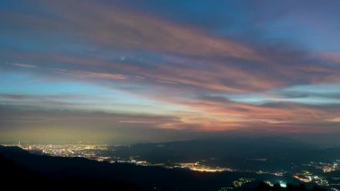 Turuncu akşam gün batımı, şehrin romantik ve gizemli gece manzarası. Mavi gökyüzü, turuncu akşam güneşi. Wufen Dağı, Ruifang Bölgesi, New Taipei Şehri, Tayvan