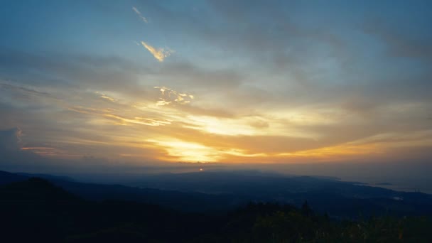 Njut Romantisk Färgglad Solnedgång Från Toppen Berget Blå Himmel Orange — Stockvideo