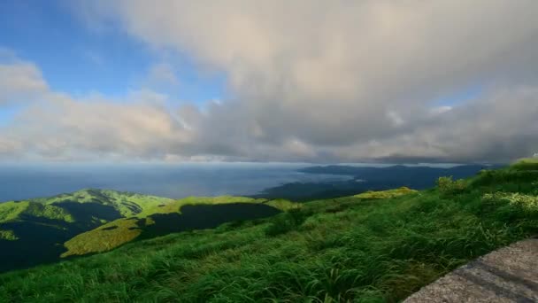 青い空に白い雲がすぐに動きます 風に緑の草が揺れる ロマンチックなデートのための素晴らしい場所 台湾新北市瑞芳区華山 — ストック動画