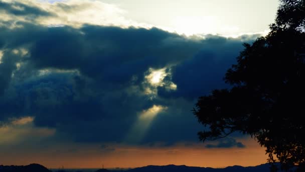 落日天空中戏剧性的积云运动的时差摄影 橘红色日落的天空 云彩蓬松 新台市新台市新台区 — 图库视频影像