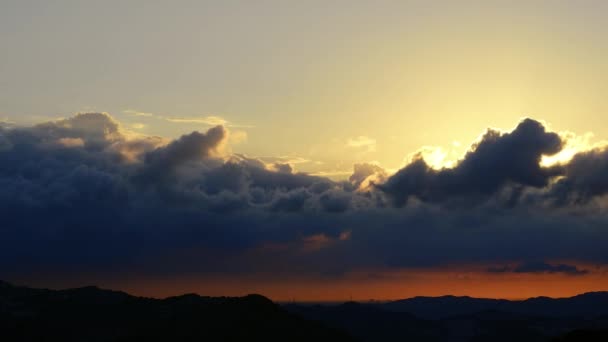 Фотографія Драматичного Руху Хмар Купальників Сонячному Небі Помаранчево Червоне Сонце — стокове відео