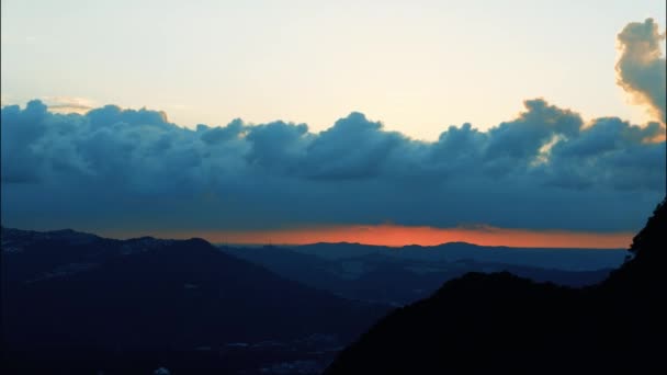 落日天空中戏剧性的积云运动的时差摄影 橘红色日落的天空 云彩蓬松 新台市新台市新台区 — 图库视频影像